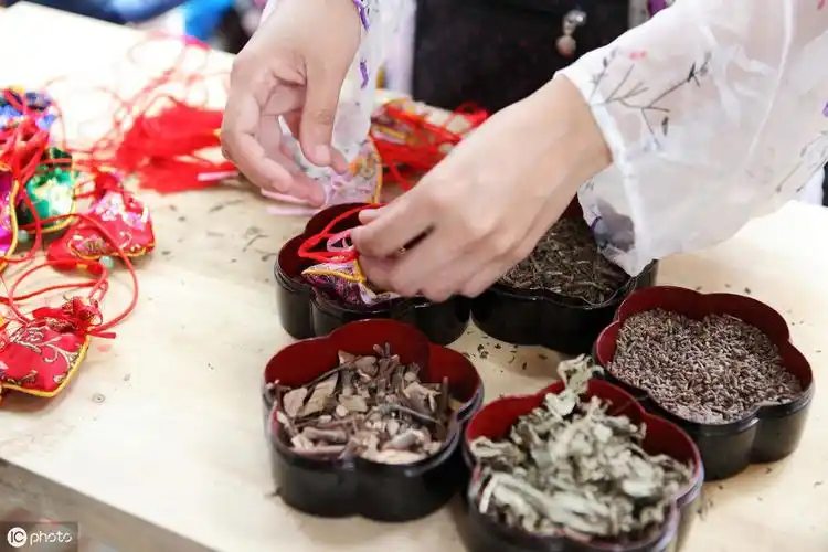 香囊的简单做法(教你做个中药香囊,驱蚊又养生)