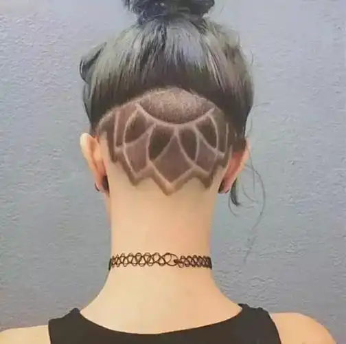 将剃须胶涂抹在将要雕刻的地方,后用美发剃刀,给图案做些修饰,给线条