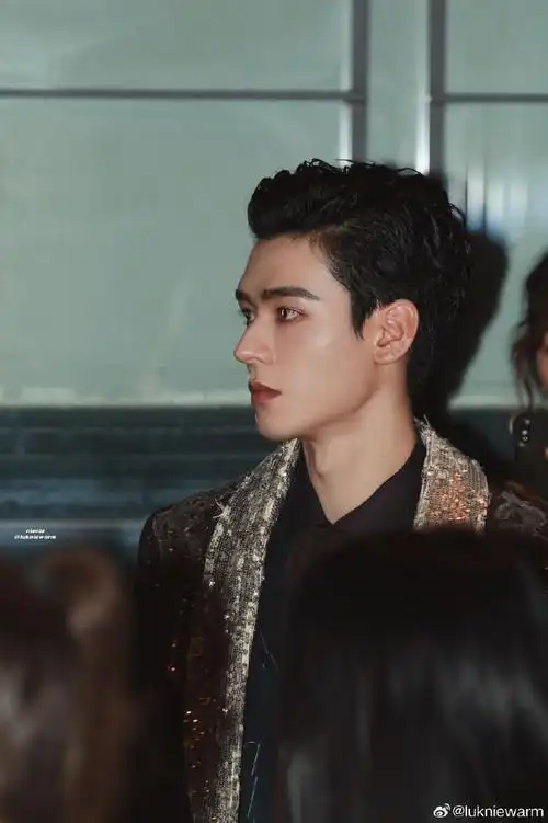 时装周最出圈明星前二十##龚俊 巴黎时装周