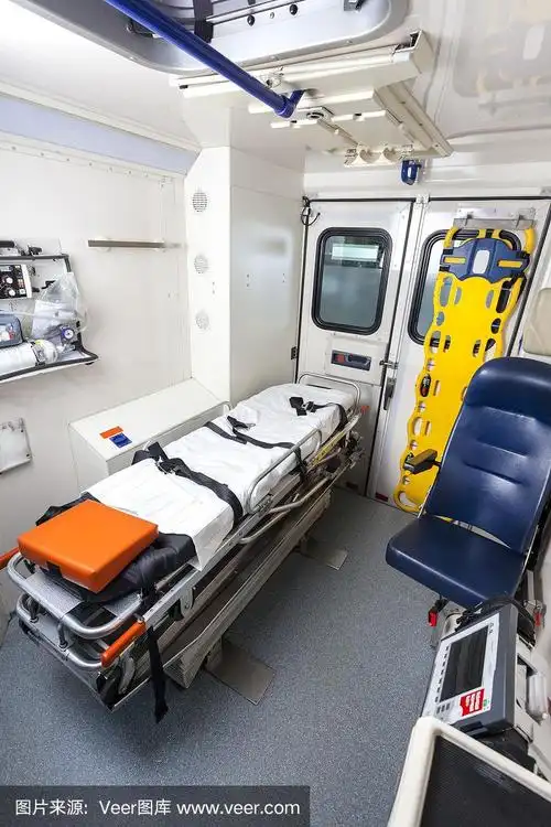 一辆现代救护车的内部视图