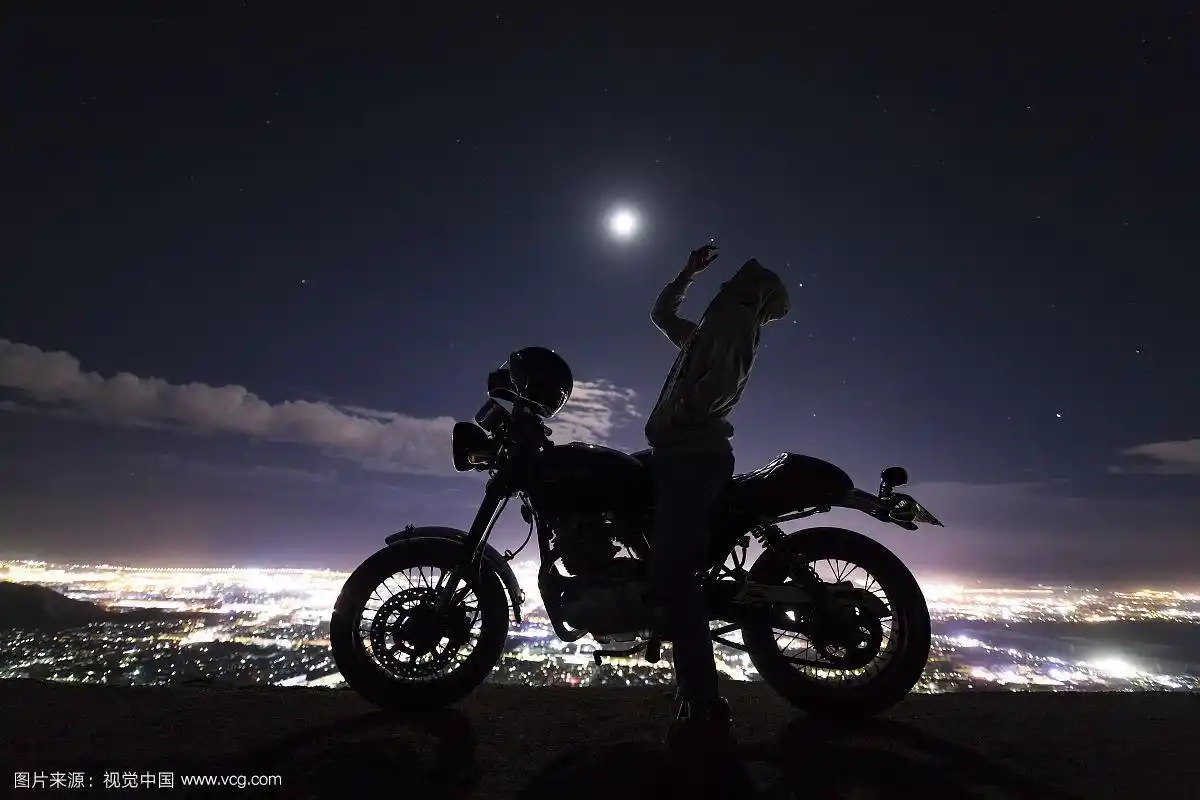 城市上空的孤独背影