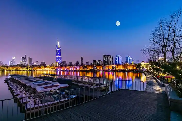江苏省南京市玄武湖畔都市建筑夜景_高清图片_全景视觉