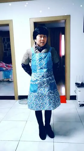 穿着围裙的奶奶
