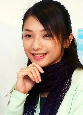 许玮伦(资料图片)新浪娱乐讯 许玮伦在遗作《太阳的女儿》剧照中托腮