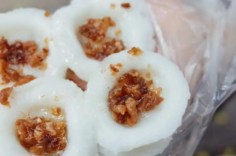 咸水粿又名水粿,是潮汕一道特色小吃,由米浆做成洁白的小碟子状,中间