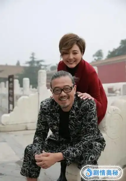 49岁男人婆张延与老公结婚16年晒一家三口照庆祝超幸福