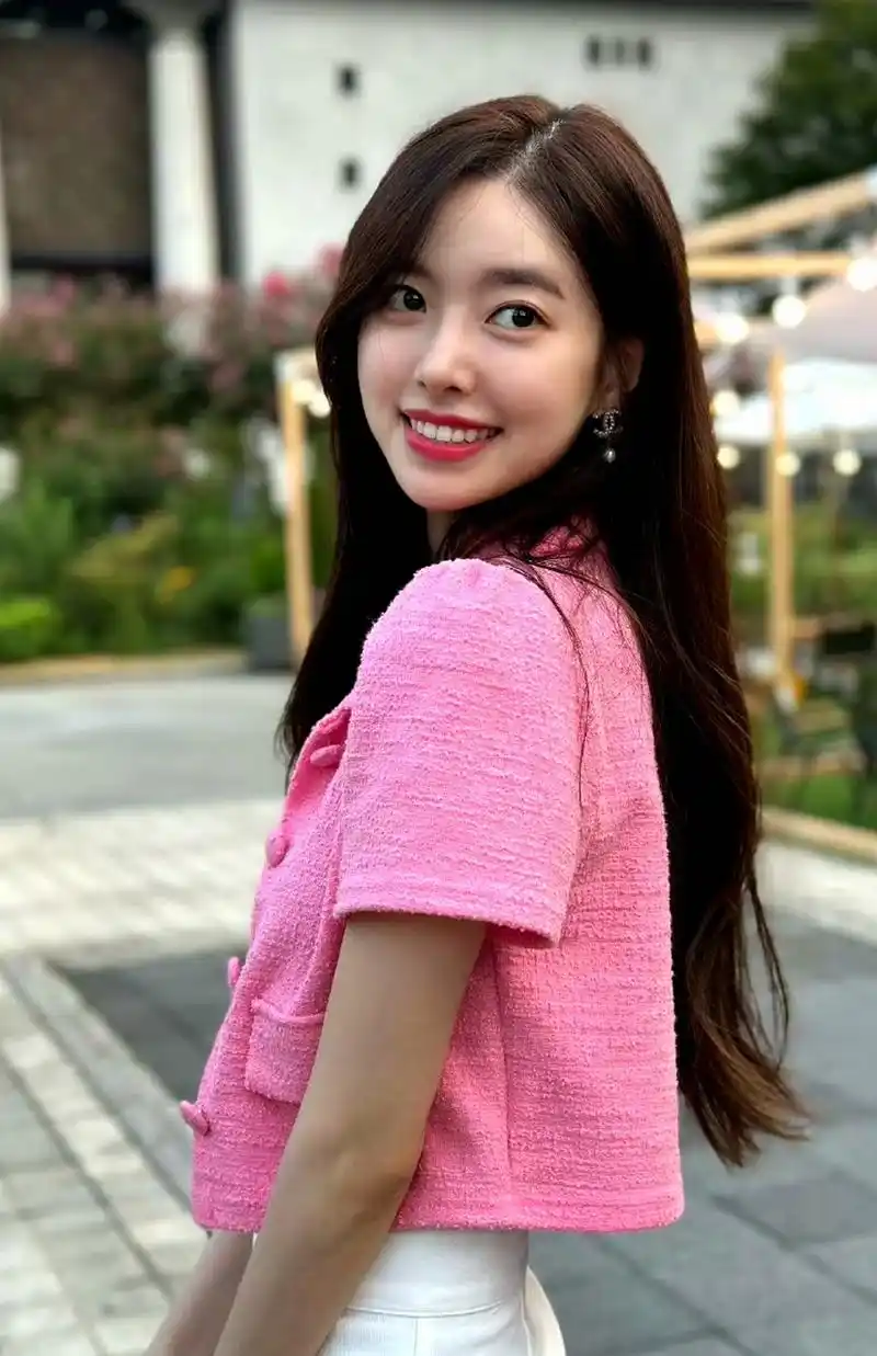 韩国演员陈世妍,粉色外套,可爱模样,你有没有被甜倒?#陈世妍