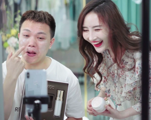 在芈姐的淘宝生意逐渐壮大的2012年,远在千里外的快