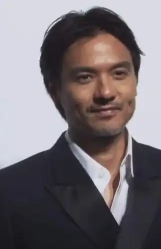 46岁冯德伦出席活动,穿黑色西装身形笔挺,胡子花白显沧桑