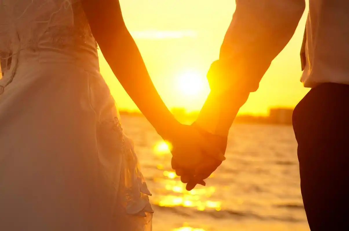 爱情风景蓝色唯美浪漫情人节情侣牵手漫步海边插画背景214浪漫情人节