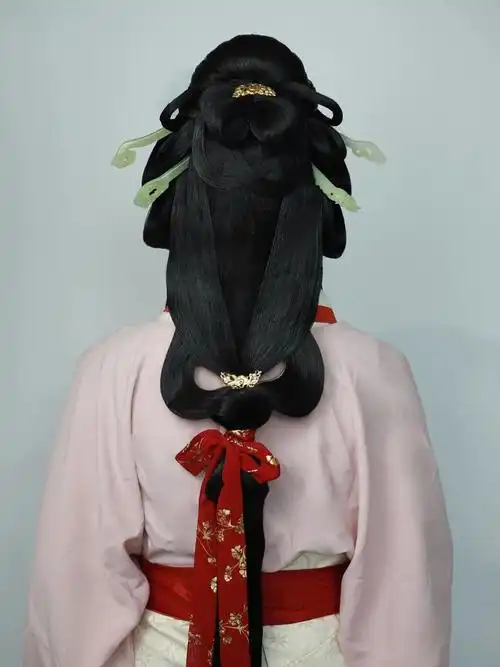 后脑勺的簪子是真玉挺重的秦汉发型