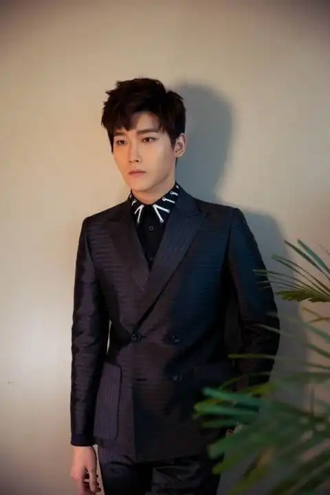 [帅哥照片]邢昭林西装盛装出席国剧盛典活动图片(1/5)-小虾米