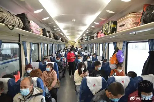 普速火车上哪里可以给手机充电?__财经头条