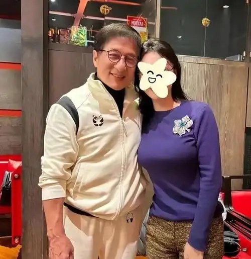 成龙断崖式衰老头发花白像80岁老头网友泪目我不能接受