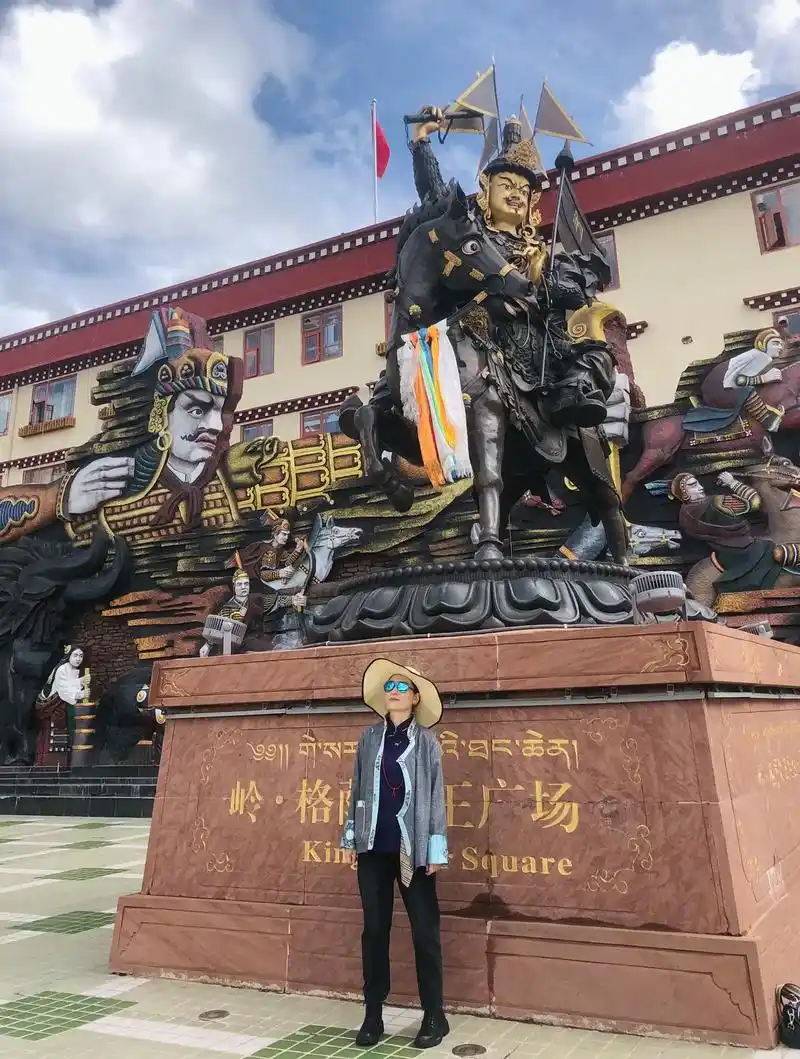 今天我们在这里.今日打卡流水帐…… 格萨尔广场重新翻修了,晚 - 抖音