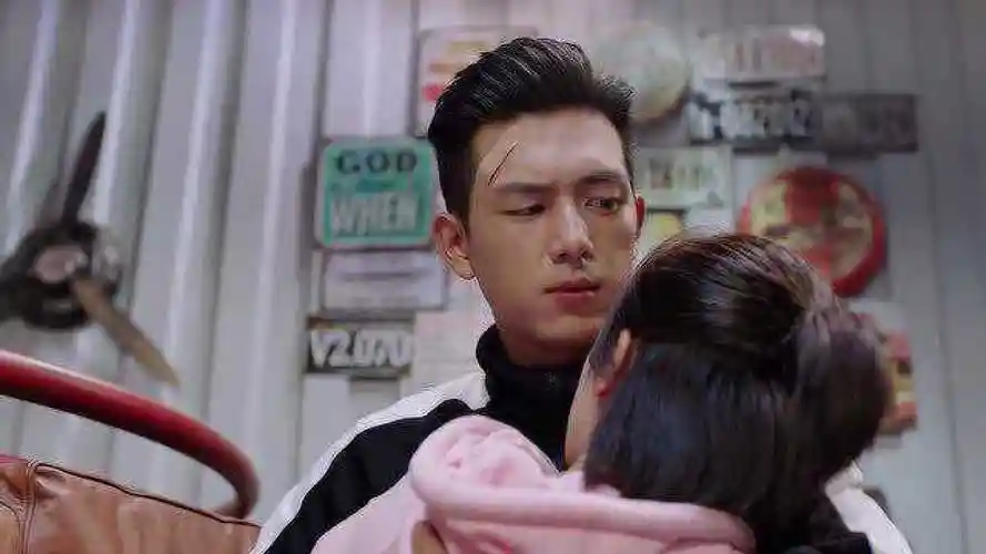 亲爱的热爱的:韩商言见到蓝莓老公,连拍照都答应了,改变不少啊