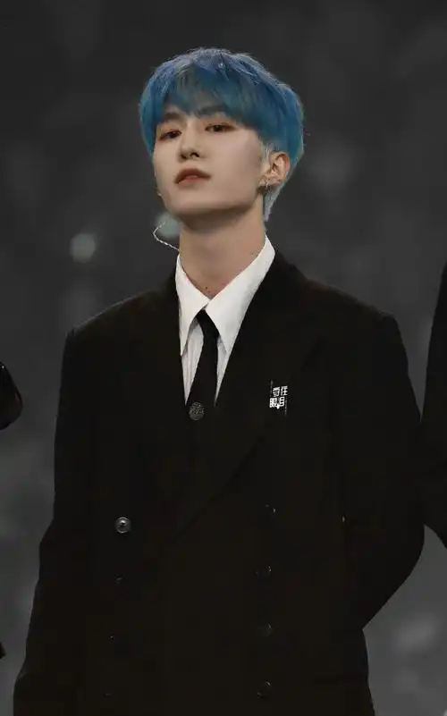 范丞丞超话#范丞丞左肩有你#范丞丞蓝发鲨人啊~@范丞丞adam0616