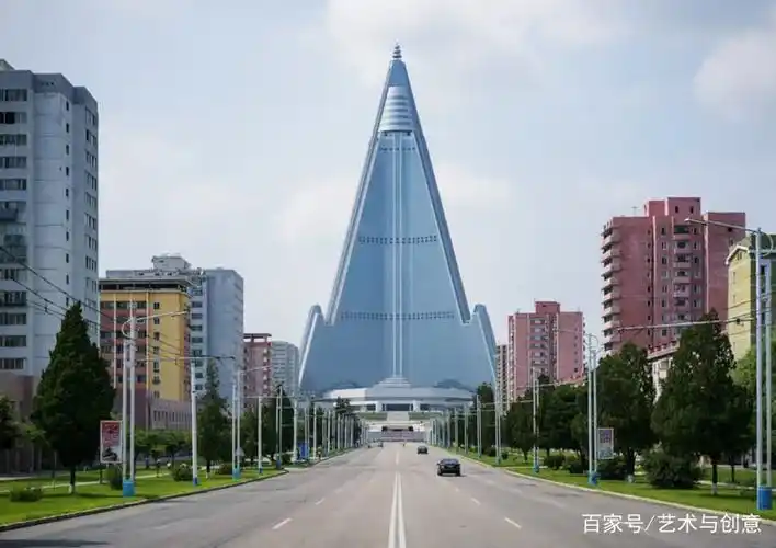 法国摄影师raphael olivier拍摄的朝鲜首都平壤复古社会主义建筑