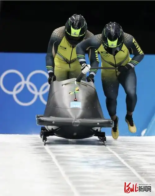 北京2022年冬奥会男子双人雪车第1轮比赛举行