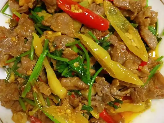 香辣嫩滑的野山椒炒牛肉开胃又下饭绝对酸辣过瘾好吃到舔盘