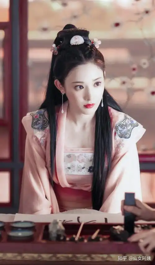 彭小苒(别名:彭晓冉,1990年12月3日-),出生于北京市,毕业于中国传媒