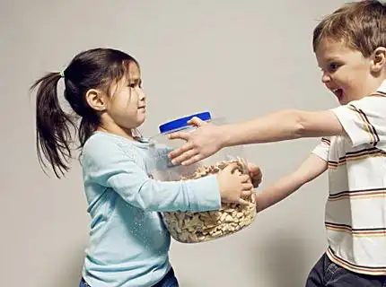幼儿园孩子爱抢别人东西怎么办用这几招很见效
