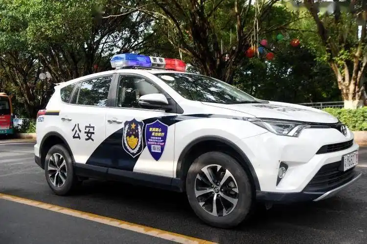 广东梅州五华公安100多辆警车化身"反诈宣传员" (组图)