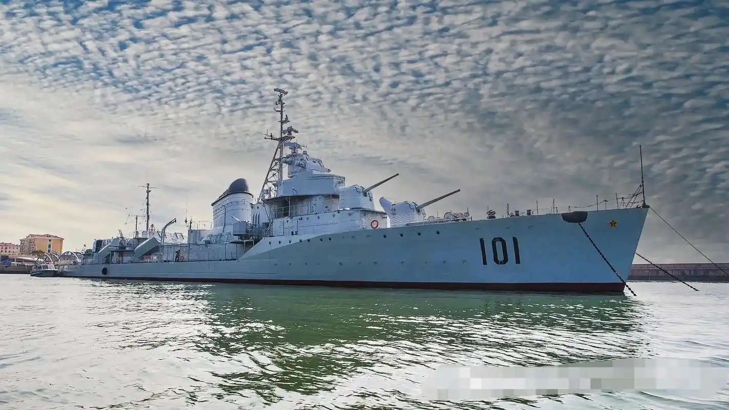 中国人民海军模范舰101:"鞍山"号导弹驱逐舰的辉煌历程  近日,中国