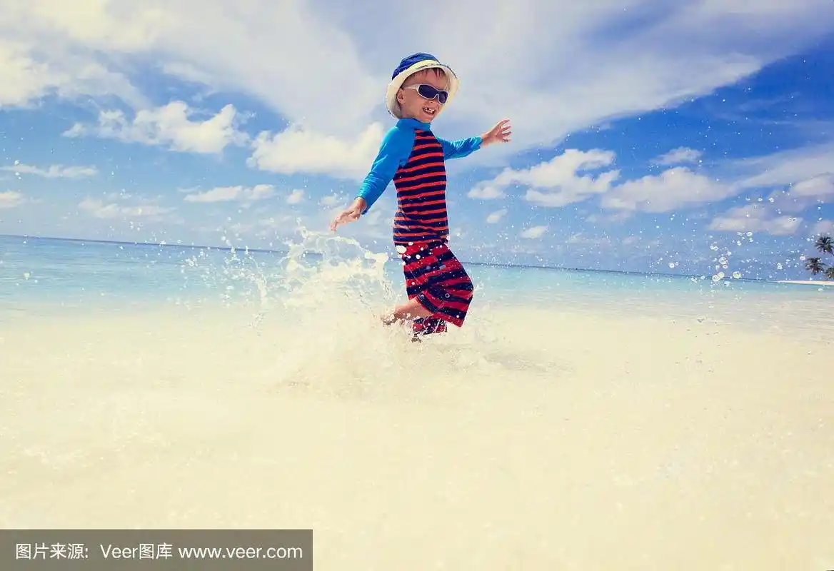 小男孩在热带海滩上戏水