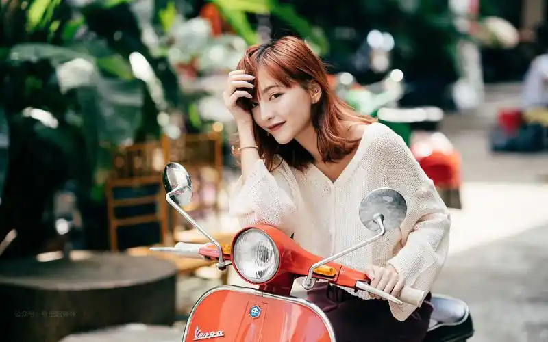 骑摩托车的青春靓丽女孩电脑壁纸图片