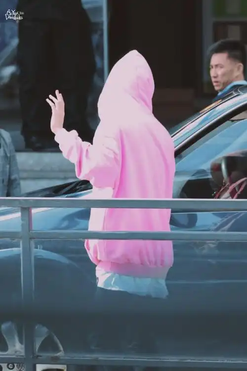 今天的王琳凯是草莓味的!小鬼录制《快乐大本营》上班路透出炉