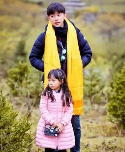 小山竹这个「小动作」暴露了和邓伦的真实关系,网友:小孩是不会骗人的