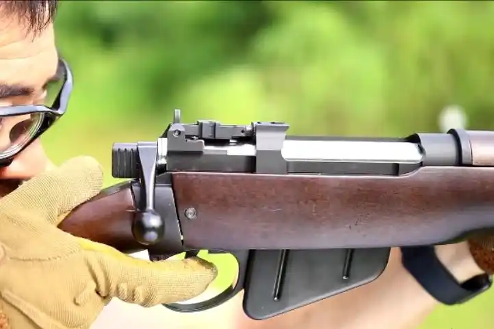 采用bb弹供弹:日本玩具版李恩菲尔德no.