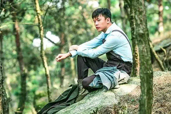 政委柯伯龙战场上下塑造双面性格