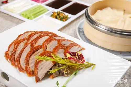 北京烤鸭别看动画片了,好好吃饭!