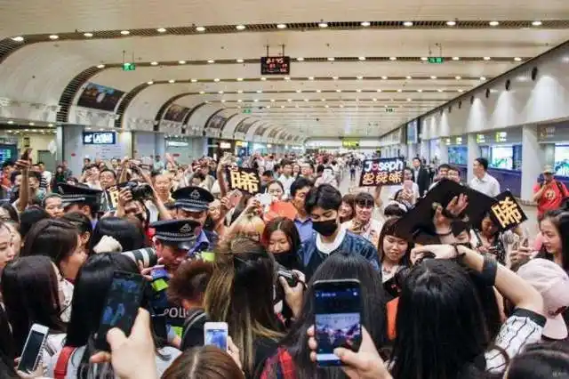 粉丝追星致飞机延误美国的追星事迹才让人无法理解