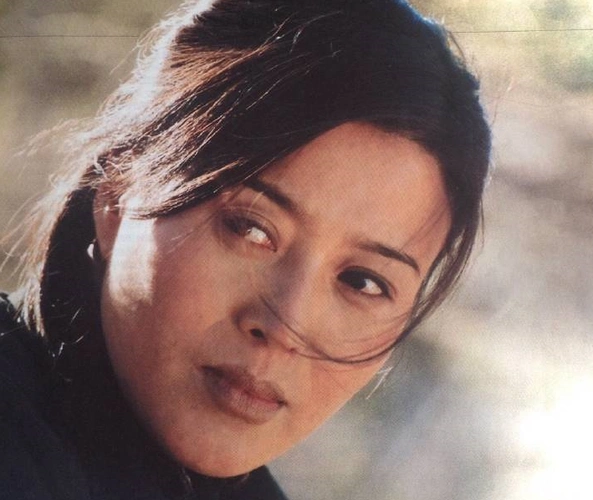 老戏骨丁嘉丽:婚内出轨遭报复,4次堕胎,59岁含泪给女儿道歉