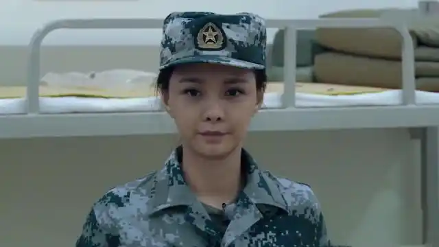 沈梦辰晒素颜照自黑网友打趣整容失败的后遗症