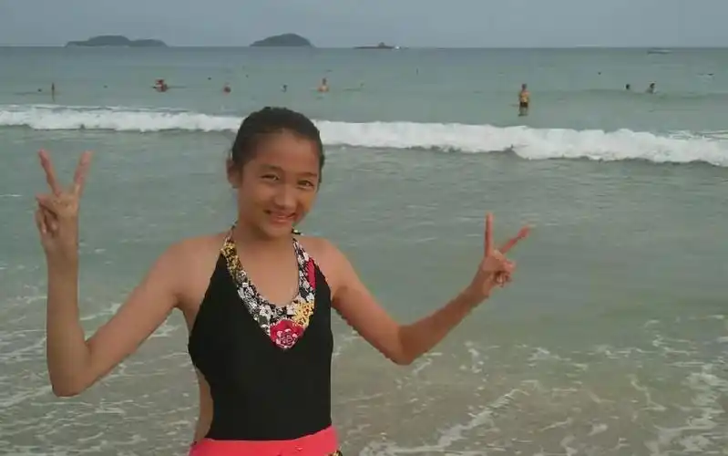 国民闺女关晓彤早期泳照曝光对着镜头撒娇的样子真迷人