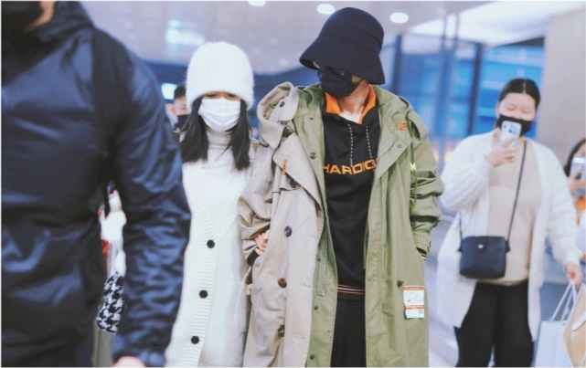 好甜谢娜张杰同框现身机场夫妻俩贴身说悄悄话深情对视好恩爱