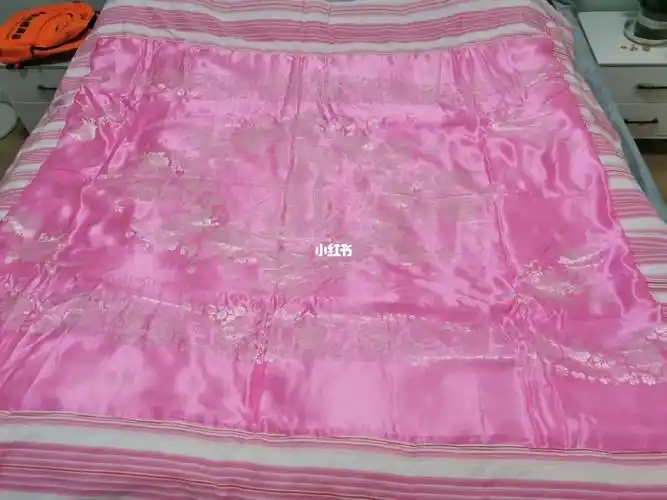 粉粉的丝绸被面妈妈的爱