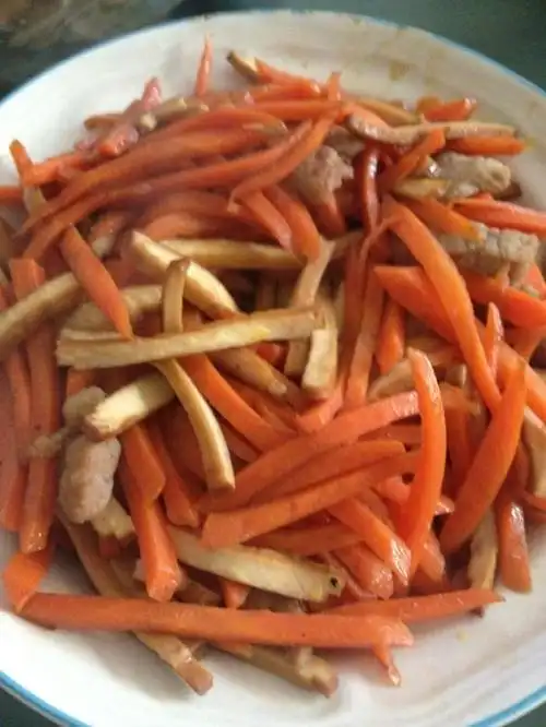 胡萝卜香干炒肉丝
