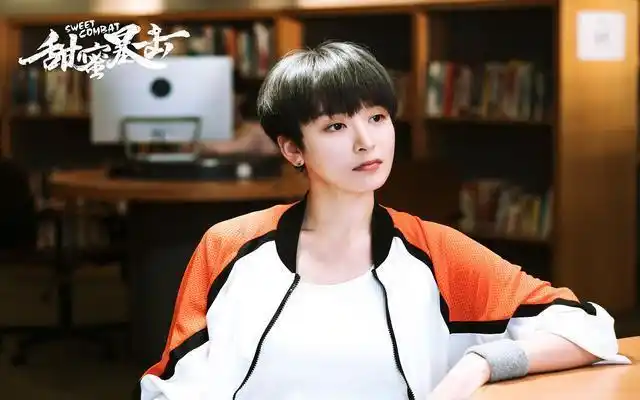 进入演艺圈出演的第一部剧就是谍战剧《锋刃》中饰演女主角莫燕萍的