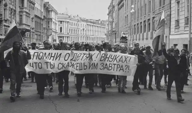 苏联解体的照片图1是我国报纸上的记载图5人们在烧毁国旗