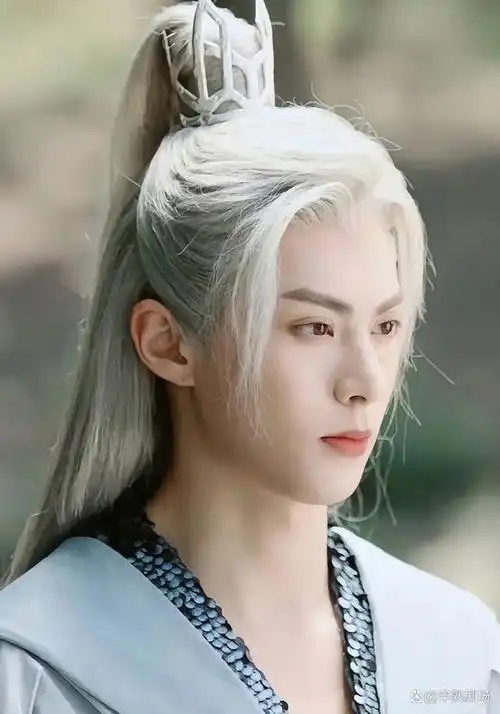 白发古装男神#一出场即惊艳,檀健次的相柳就是其中一位.