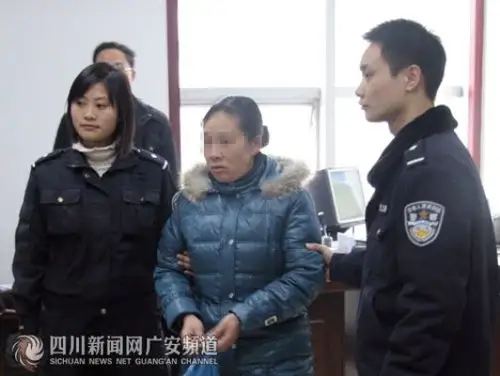 老公受审女子大闹法庭 抢法警手中文书被拘