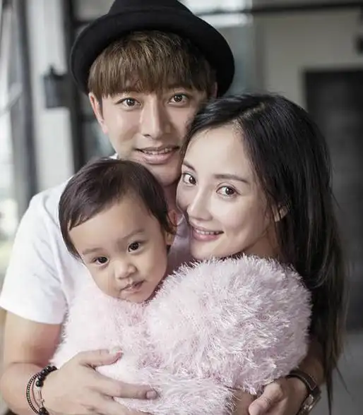 贾乃亮新恋情曝光 贾乃亮疑似和一位短发美女回家,引发网友热议.