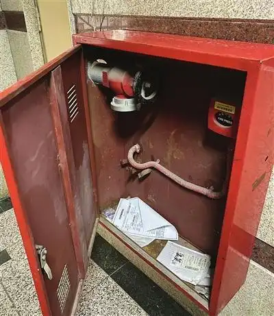 消火栓箱内消防水带缺失.