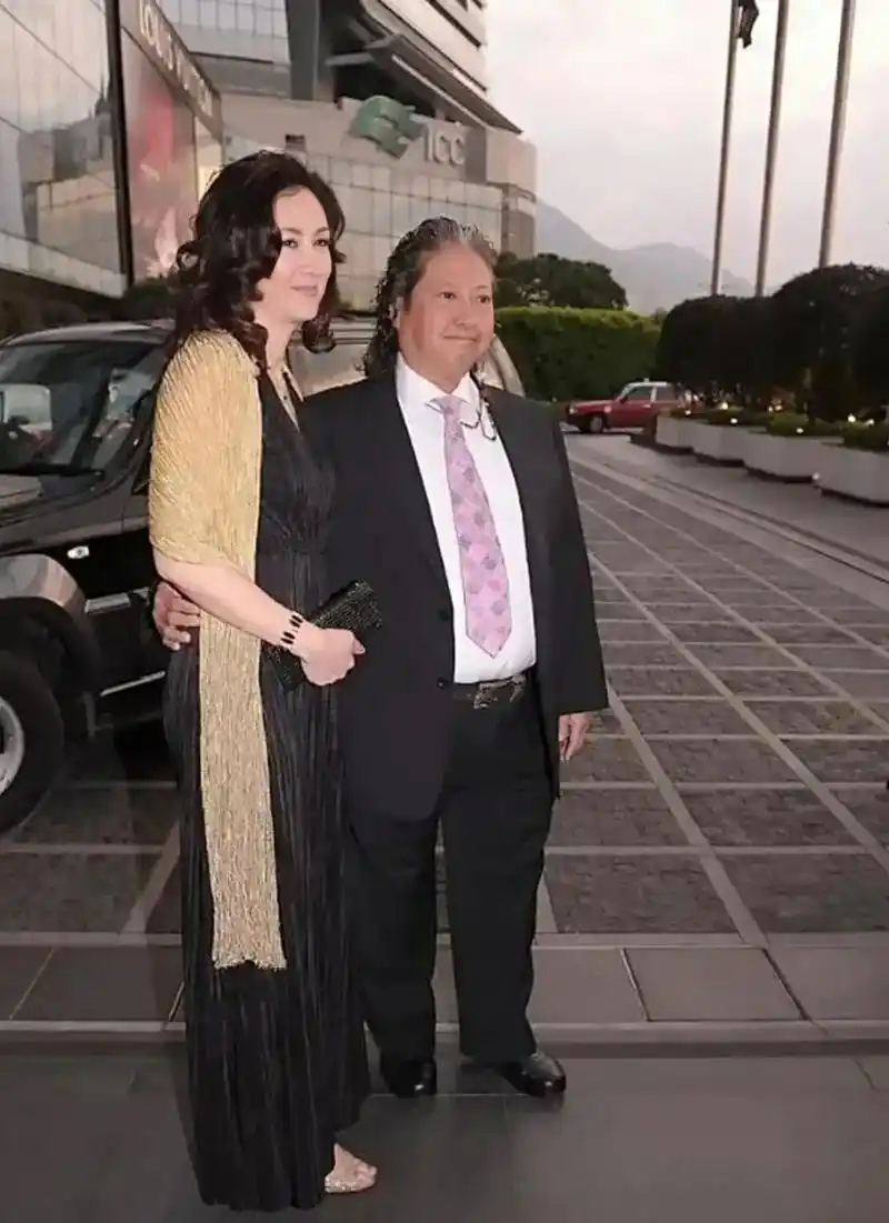 洪金宝妻子风情不减,穿黑裙难掩美艳霸气,气场盖过洪金宝