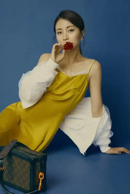 女艺人包文婧复古风情魅力写真